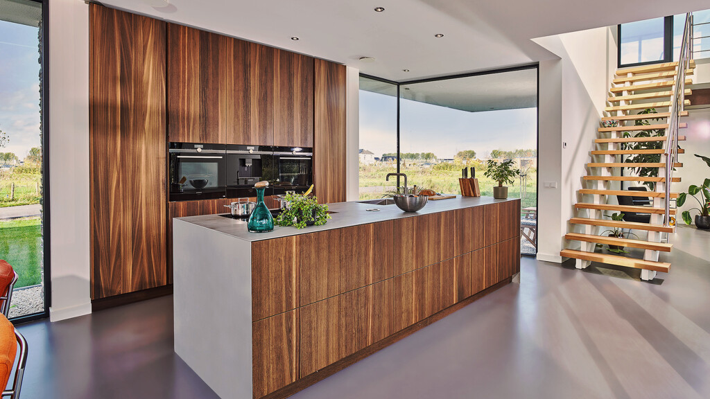 Maatwerkkeuken met gerookt eiken fronten en rvs werkblad_Ekelhoff Keukens