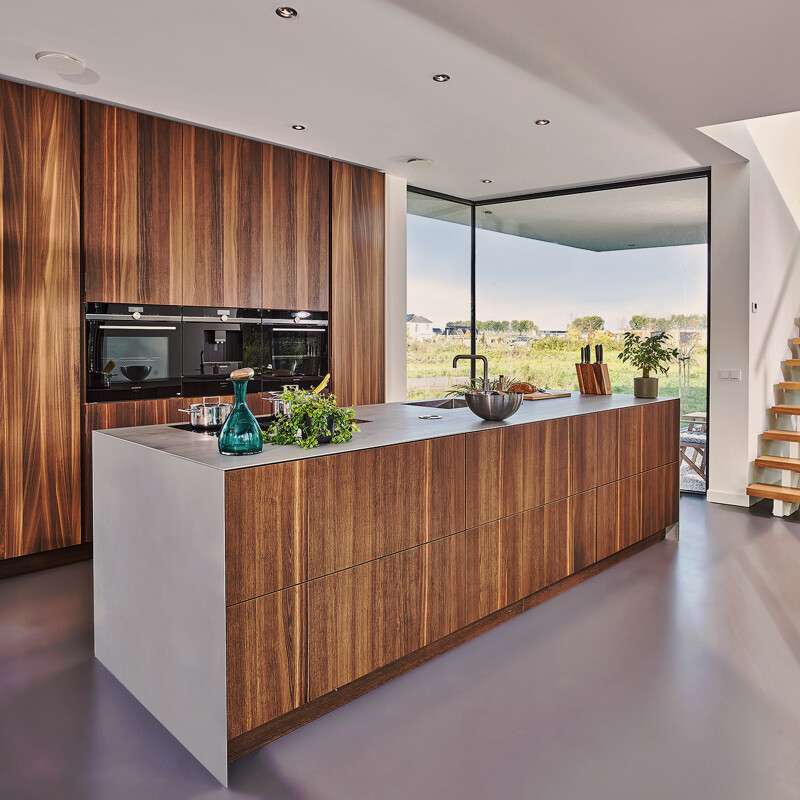 Maatwerkkeuken met gerookt eiken fronten en rvs werkblad_Ekelhoff Keukens