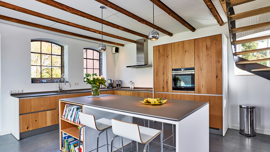 Handgefertigte Küche nach Maß im skandinavischen Stil mit Hochschränken, Insel mit Bar und Fronten aus astiger Eiche.