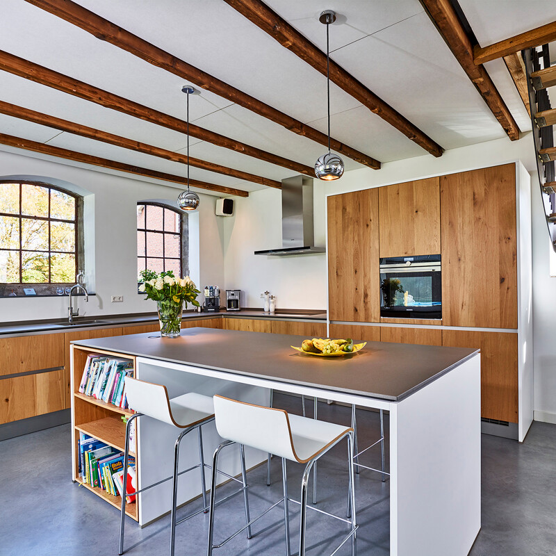 Handgefertigte Küche nach Maß im skandinavischen Stil mit Hochschränken, Insel mit Bar und Fronten aus astiger Eiche.