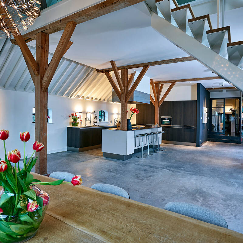 Modern-landelijke keuken in donker rookeiken en matwit-Ekelhoff Keukens