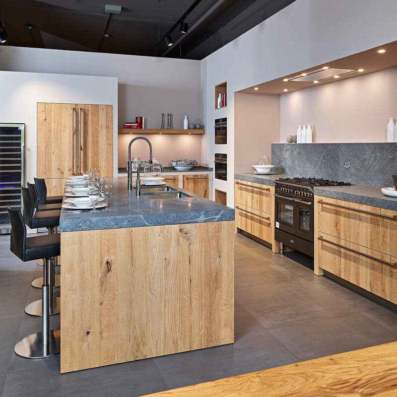 Moderne landelijke keuken in eiken met blue sky granieten keukenblad. Ekelhoff Keukens Nordhorn