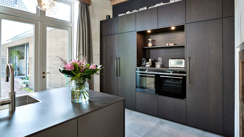 next125 eilandkeuken in matglas en eiken van Ekelhoff Nordhorn in Duitsland