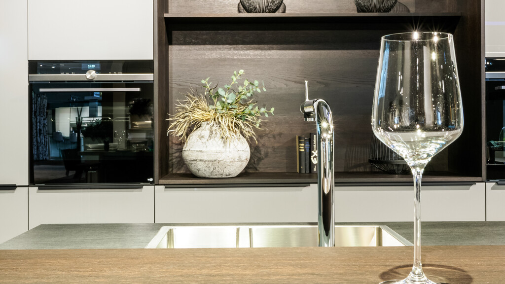 Licht grijze keuken van Next125 kookeiland met Dekton aanrechtblad