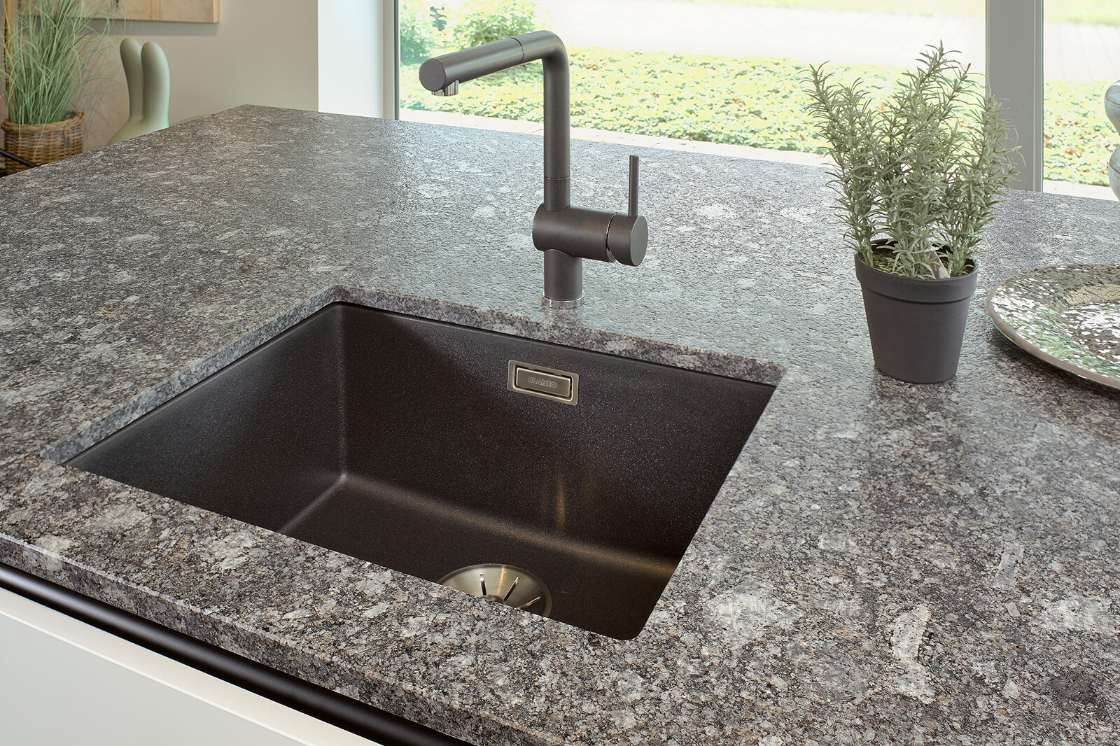 Showroomkeuken: grote next125 eilandkeuken in wit en grafietgrijs eiken met granieten keukenblad Azul Noche