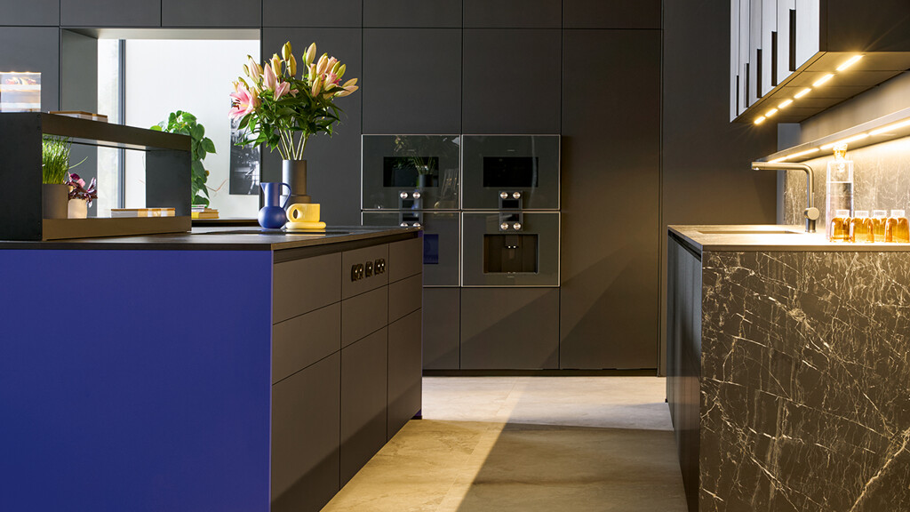 next125 keukentrends 2024 met fronten in ultramarijn fluweelmat en SensiQ onyxzwart fijnmat 
