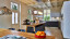 Offene Küche der Designmarke next125 mit Kochtisch und Mattglasfronten
