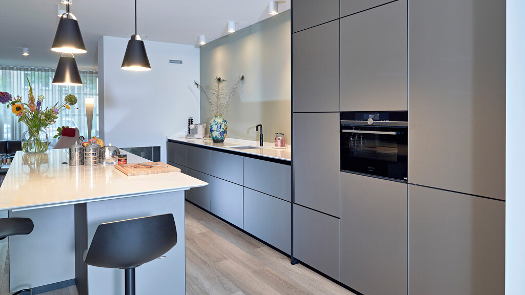 Bekijk deze prachtige next125 NX NX912 eilandkeuken  met matglasfronten en lees de keukenreview van onze klanten.