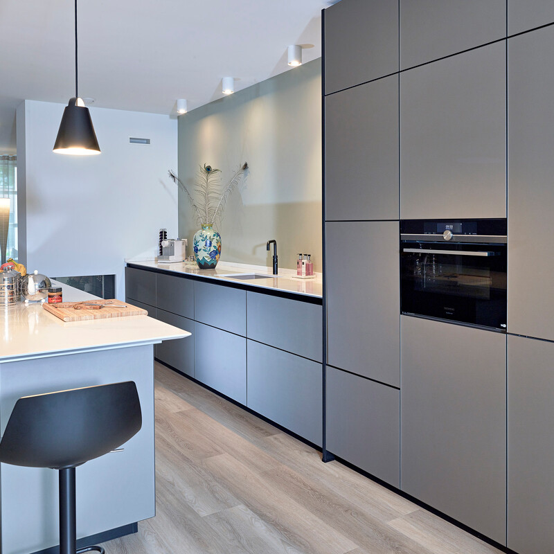 Bekijk deze prachtige next125 NX NX912 eilandkeuken  met matglasfronten en lees de keukenreview van onze klanten.