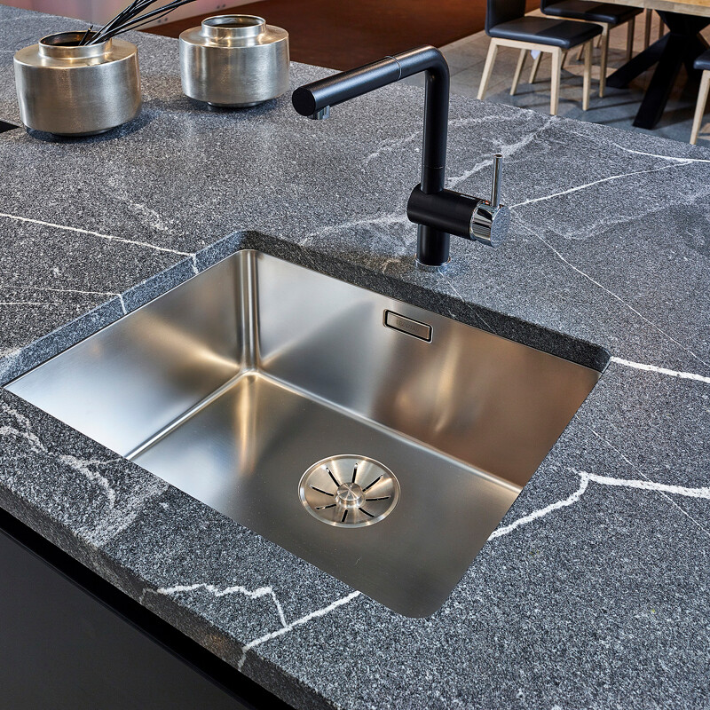 Dunkle Granit Küchenarbeitsplatte mit Spüle und Armatur von Ekelhoff Küchen, entdecken Sie Küchenarbeitsplatten