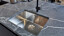 Donker graniet keukenblad met spoelbak en kraan van Ekelhoff Keukens