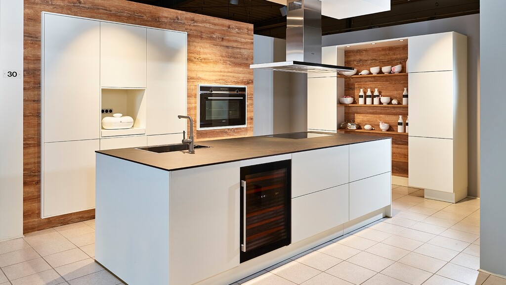 Weiße Inselküche mit Holz-Contur Sienna-Ekelhoff Küchen