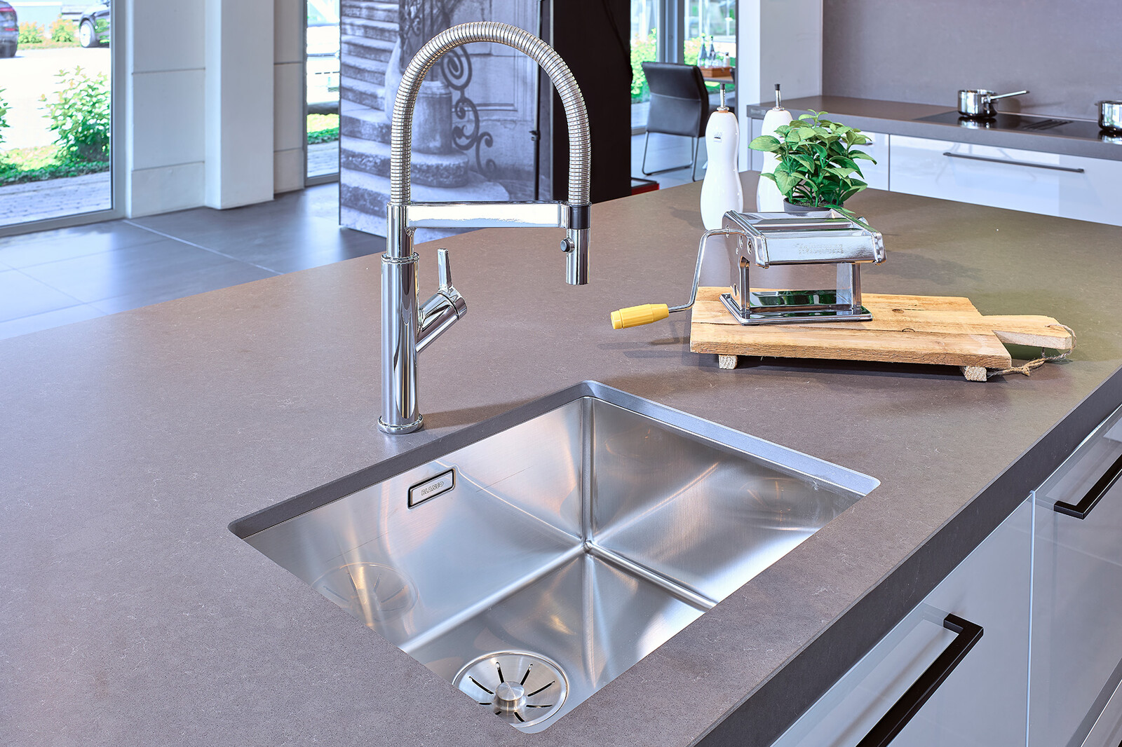 Showroomkeuken: SieMatic designkeuken in L-vorm met spoeleiland