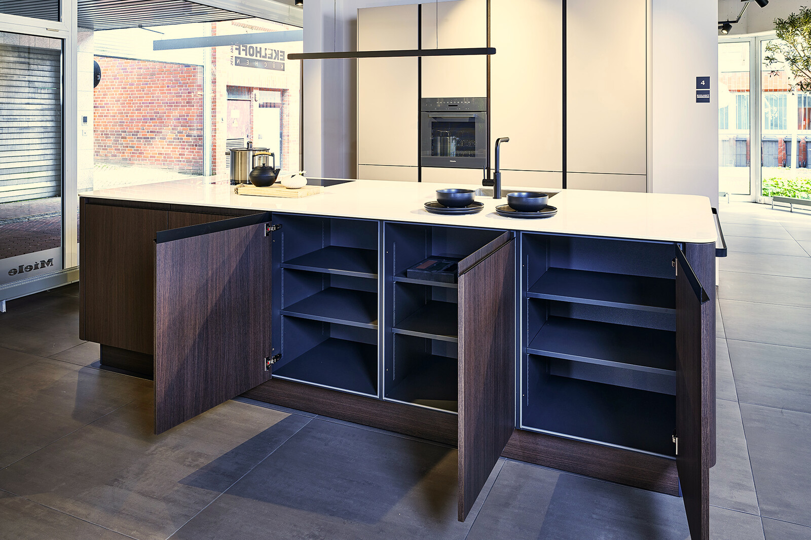 Showroomkeuken: SieMatic keuken met afgeronde hoeken en zwart corpus