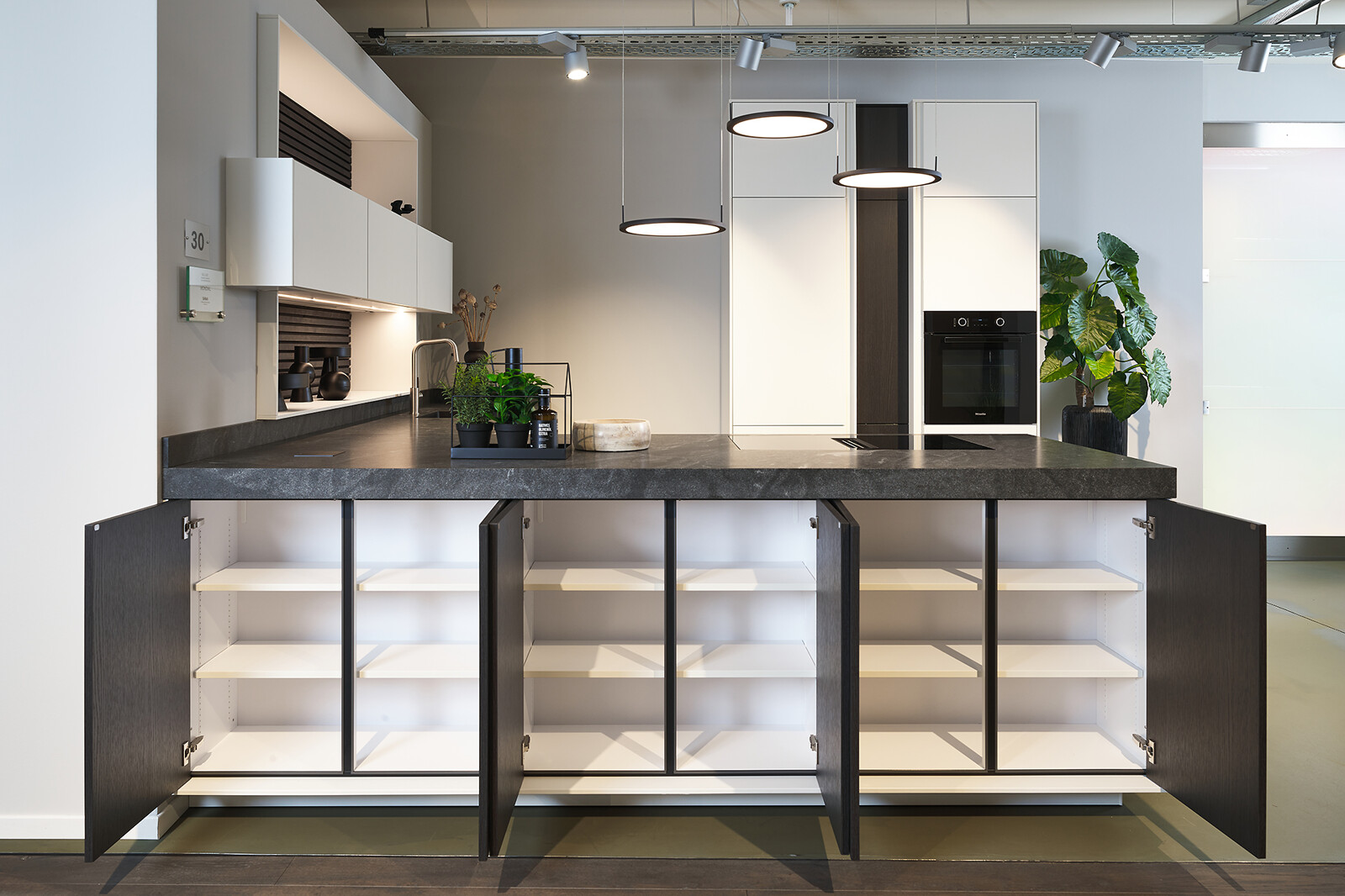 Showroomkeuken: SieMatic Mondial in lotuswit en eiken Darjeeling met schiereiland, granieten blad - Ekelhoff Keukens