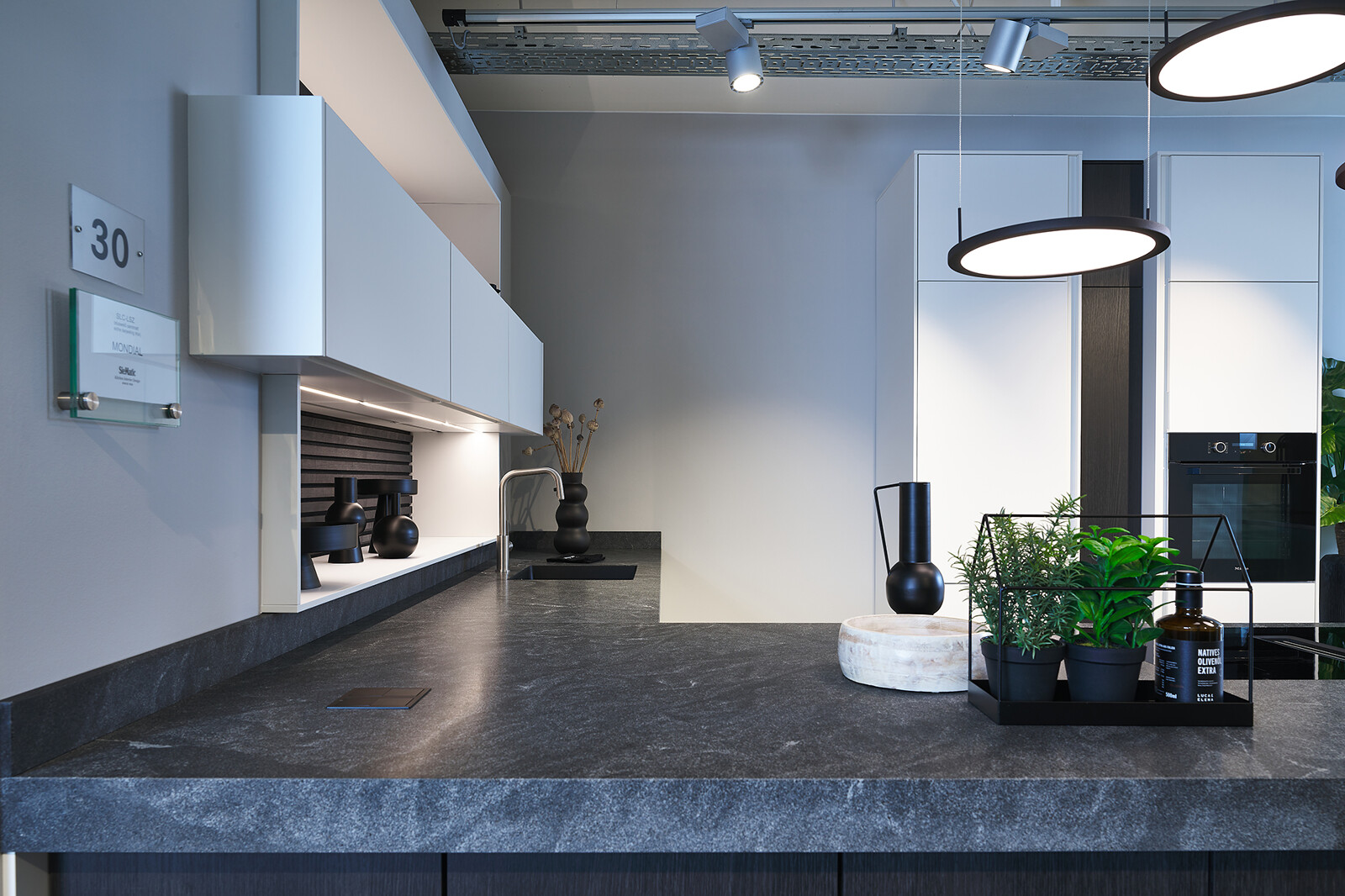 Showroomkeuken: SieMatic Mondial met 8 cm granieten keukenblad