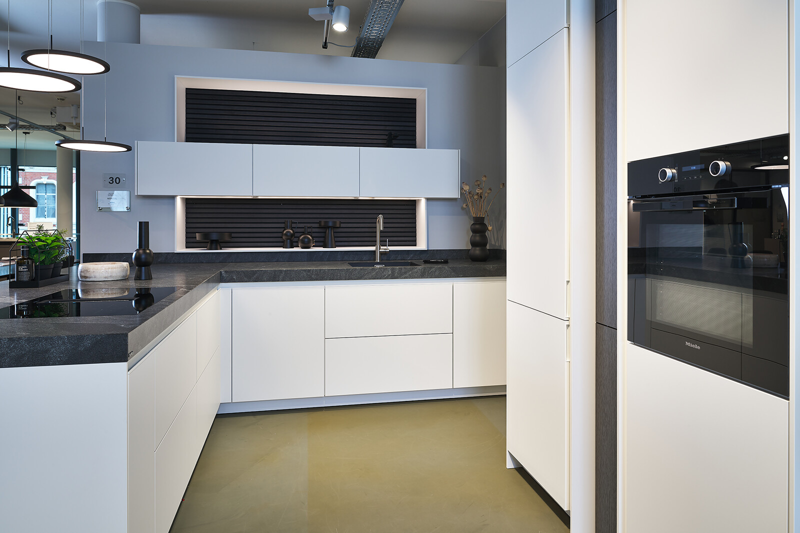 Showroomkeuken: SieMatic Mondial in Lotuswit en zwart Eiken Darjeeling  bij Ekelhoff Keukens
