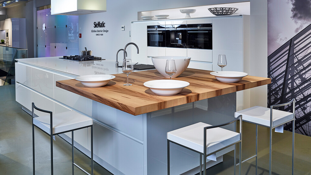 Weiße grifflose Inselküche mit Bar-SieMatic-Ekelhoff Küchen