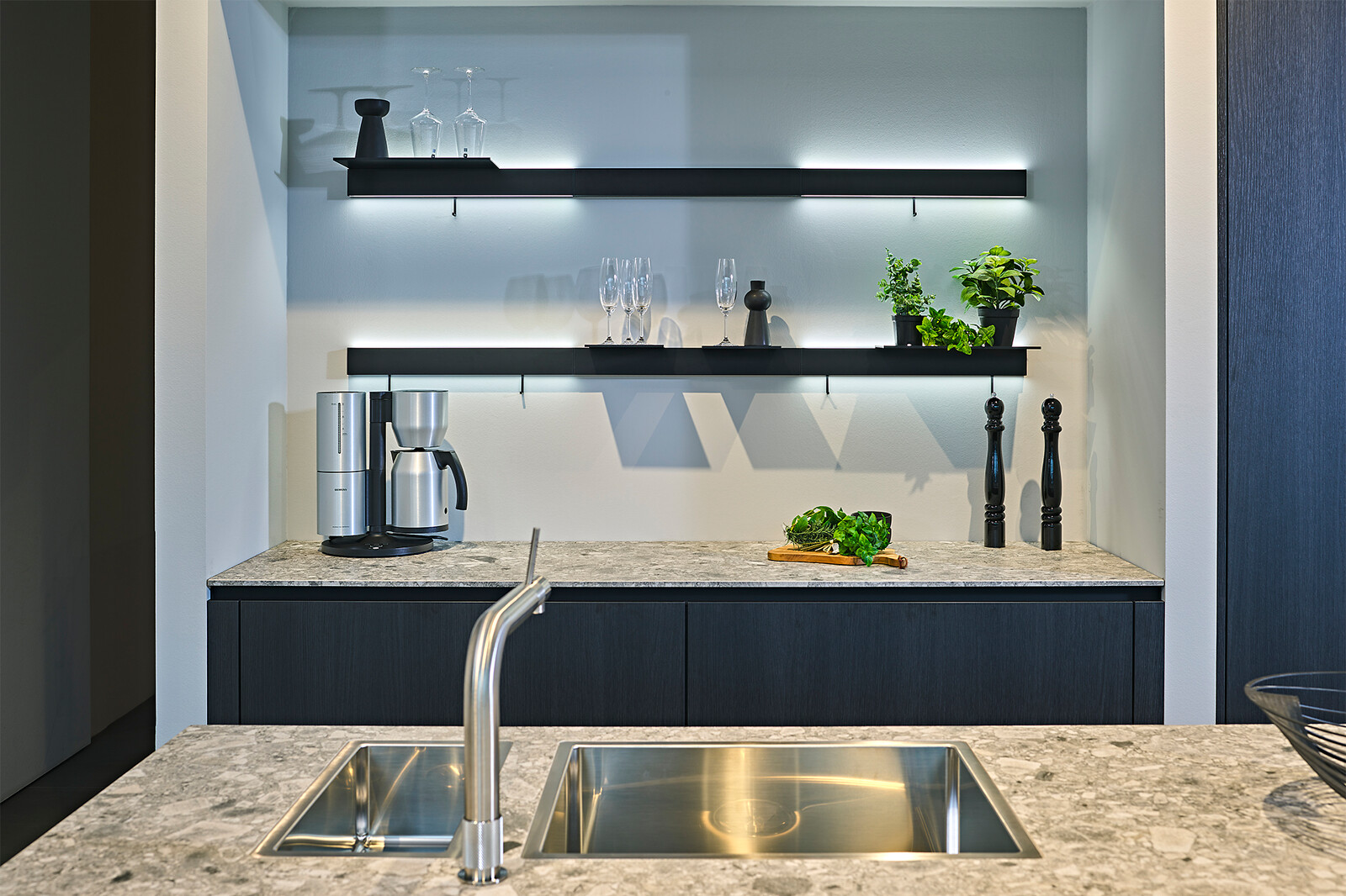Showroomkeuken: Siematic S2 eilandkeuken in zwart Eiken Darjeeling met MultiMatic wandsysteem