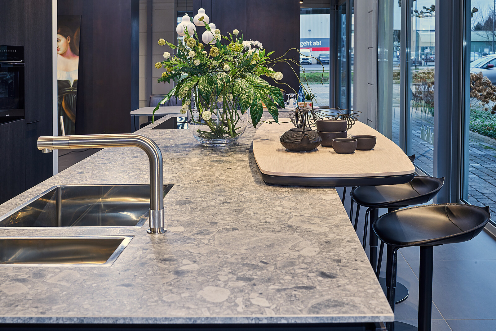Sale: Siematic S2 in Eiken Darjeeling, keramiek terrazzo blad en surfboardbar