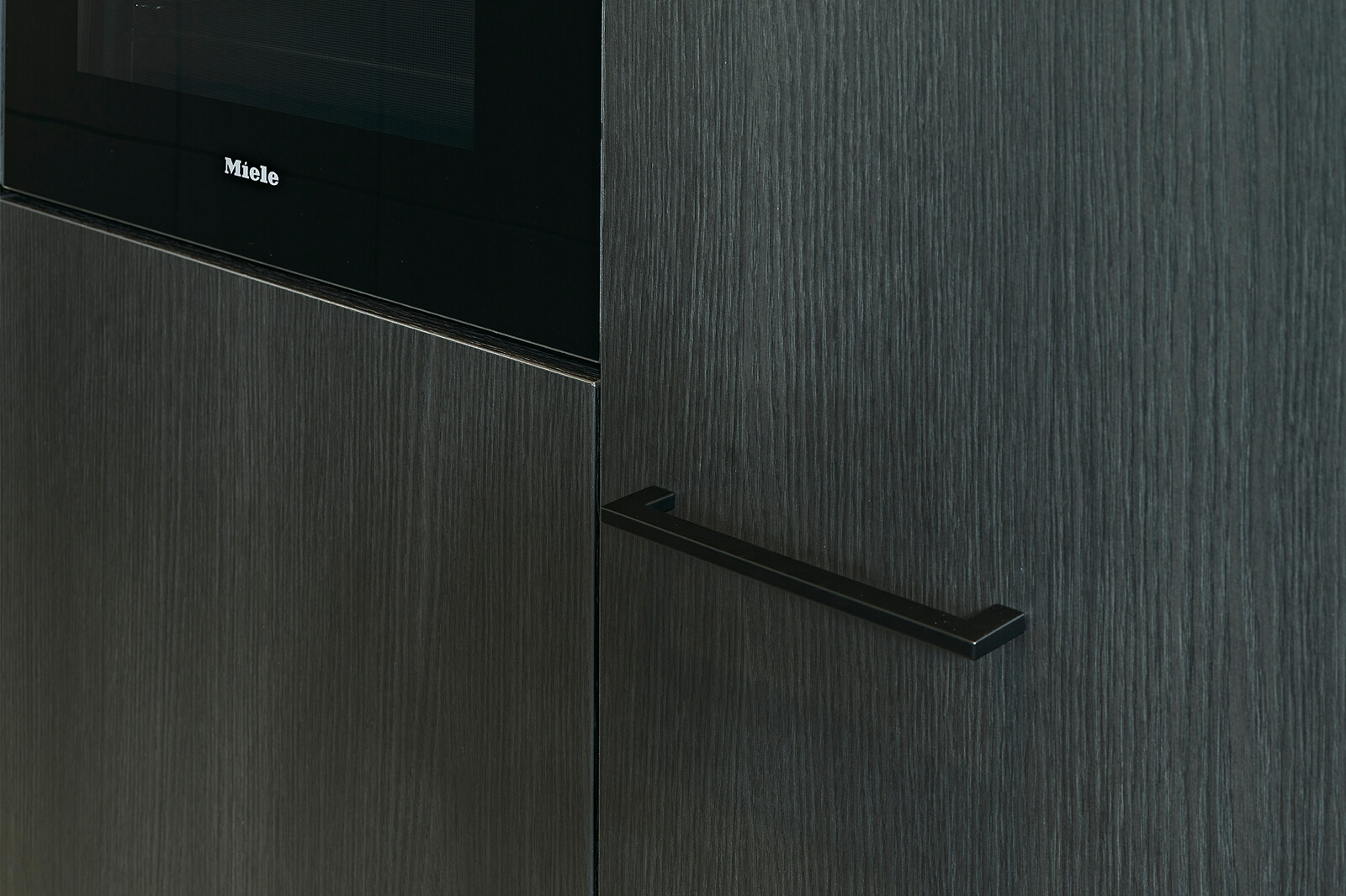 Showroomkeuken: Siematic S2 eilandkeuken in zwart Eiken Darjeeling 