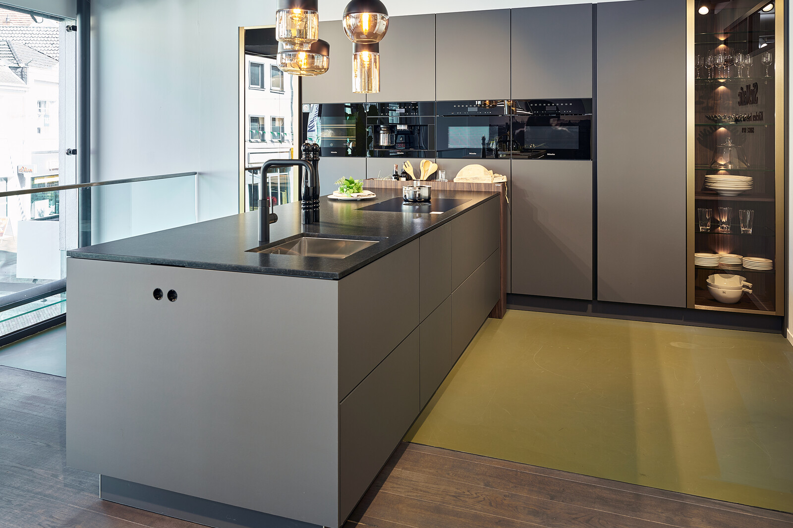 Showroomkeuken: SieMatic S2: grijze keuken met schiereiland en Miele apparatuur