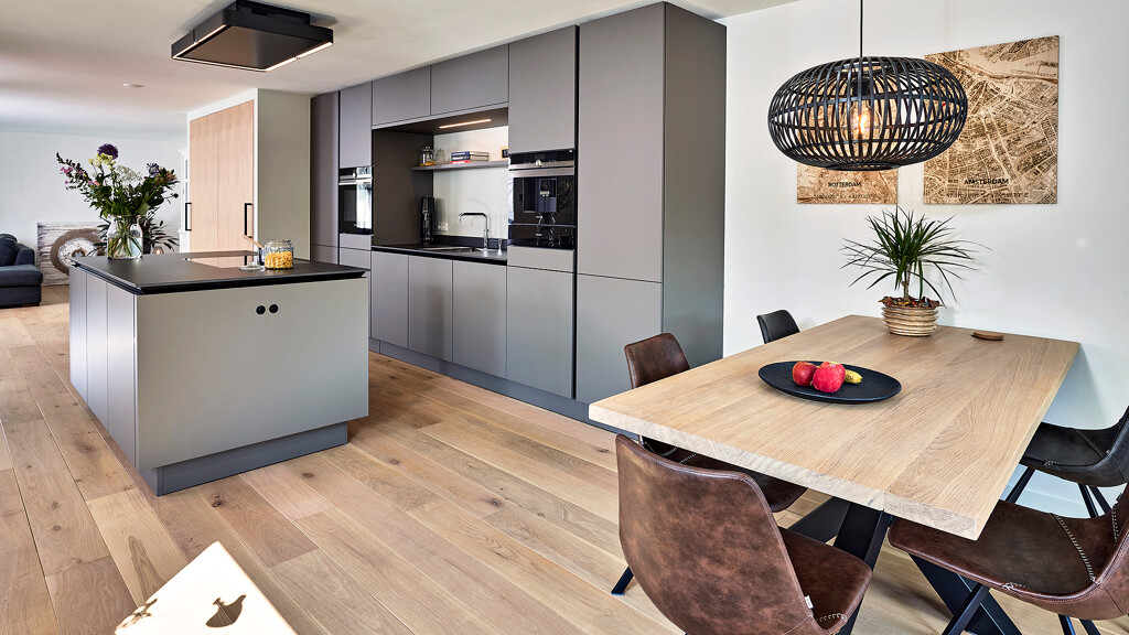 Matgrijze keuken SieMatic SLX imet kookeiland in steengrijze Similaque met keramiek keukenblad van Ekelhoff Keukens, Duitsland