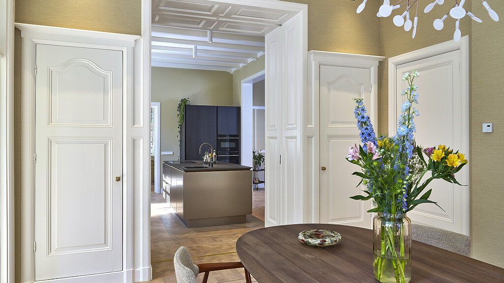 SieMatic keuken met bronzen eiland en hoge kast in donker eiken,