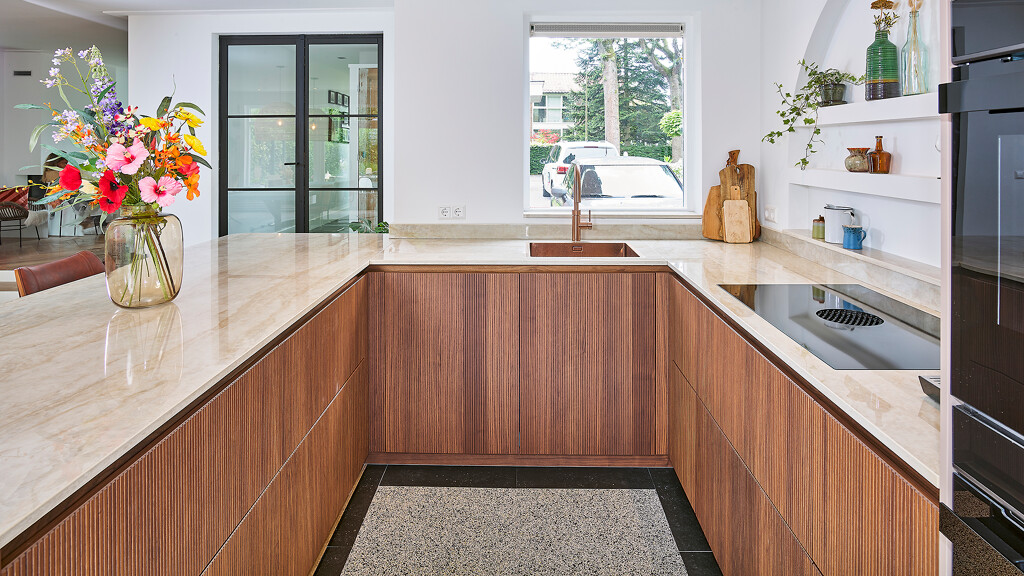 U-Küche mit Halbinsel-Talea Rillenfronten Nussbaum-Ekelhoff Küchen