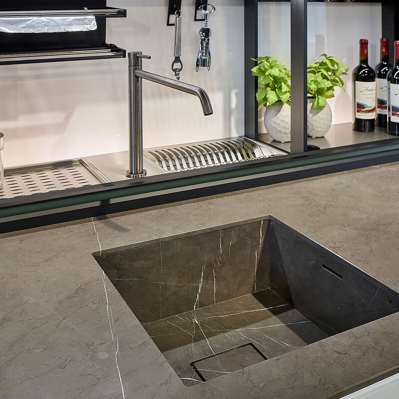 Granitspüle. Schöne Valcucine Artematica. Ausstellungsküche mit subtilen Details. Italienisches Küchendesign, jetzt im Sale bei Ekelhoff Küchen