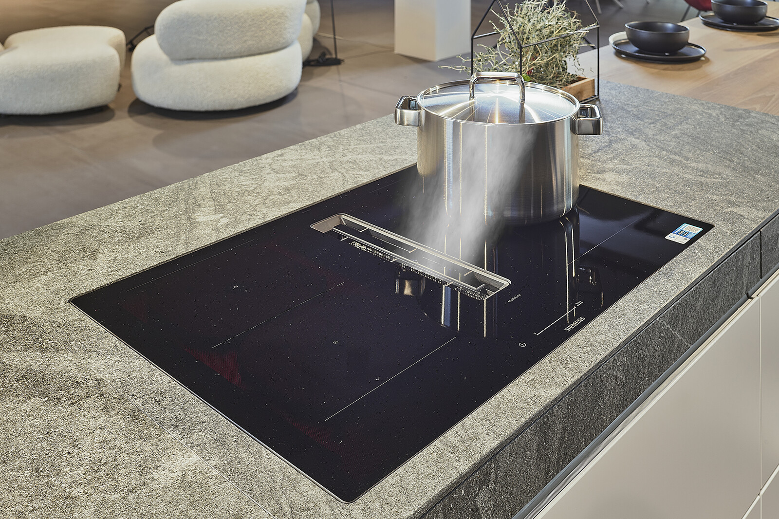 Showroomkeuken: Valcucine Italiaanse design eilandkeuken met granieten aanrechtblad en Siemens en Miele apparatuur