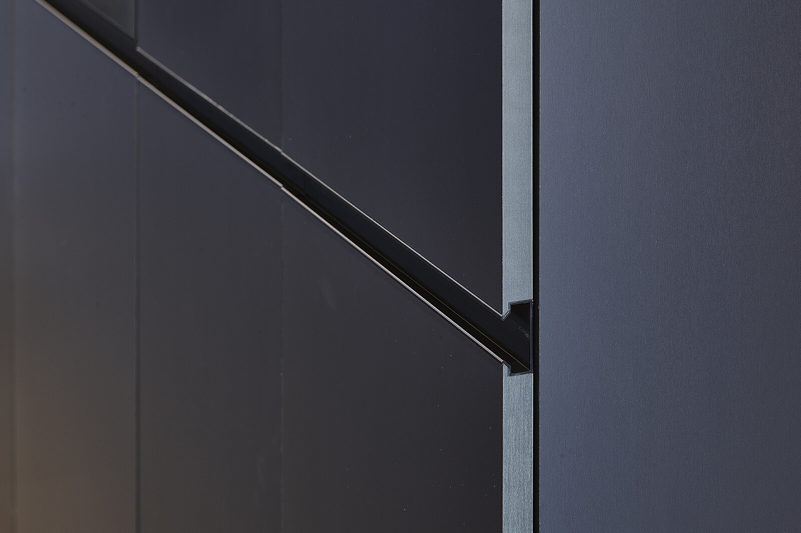 Valcucine showroomkeuken: Hoge kastenwand met fronten in Angel Skin Metallic donker