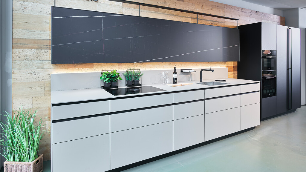 Schöne Valcucine Riciclantica. Ausstellungsküche mit subtilen Details. Italienisches Küchendesign, jetzt im Sale bei Ekelhoff Küchen