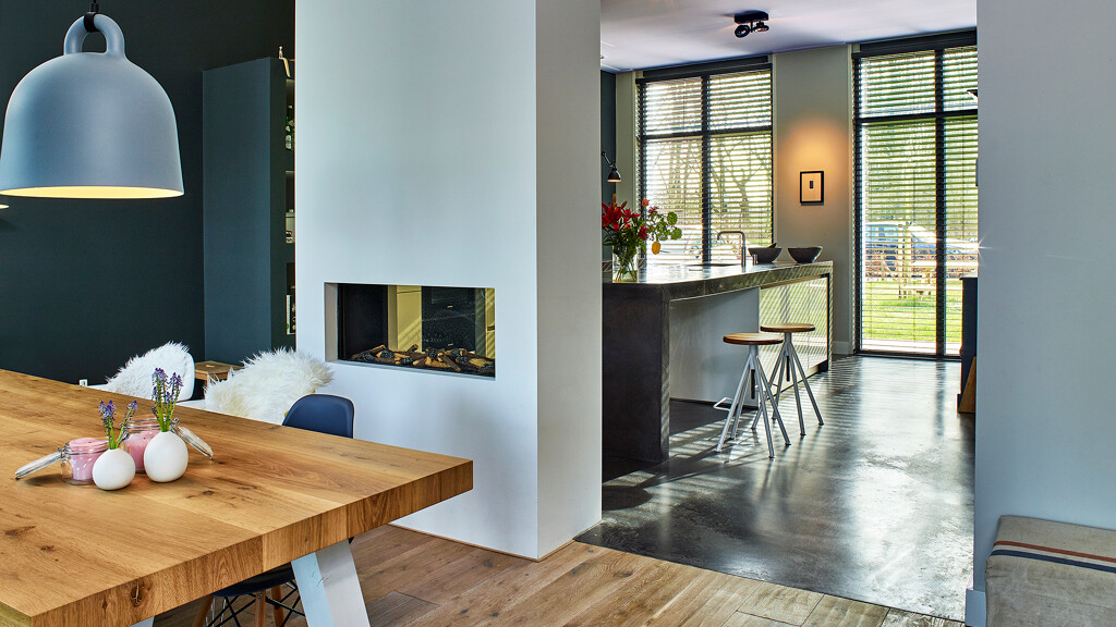 Offene Küche mit Insel von Contur mit Betonarbeitsplatte_Ekelhoff  Küchen