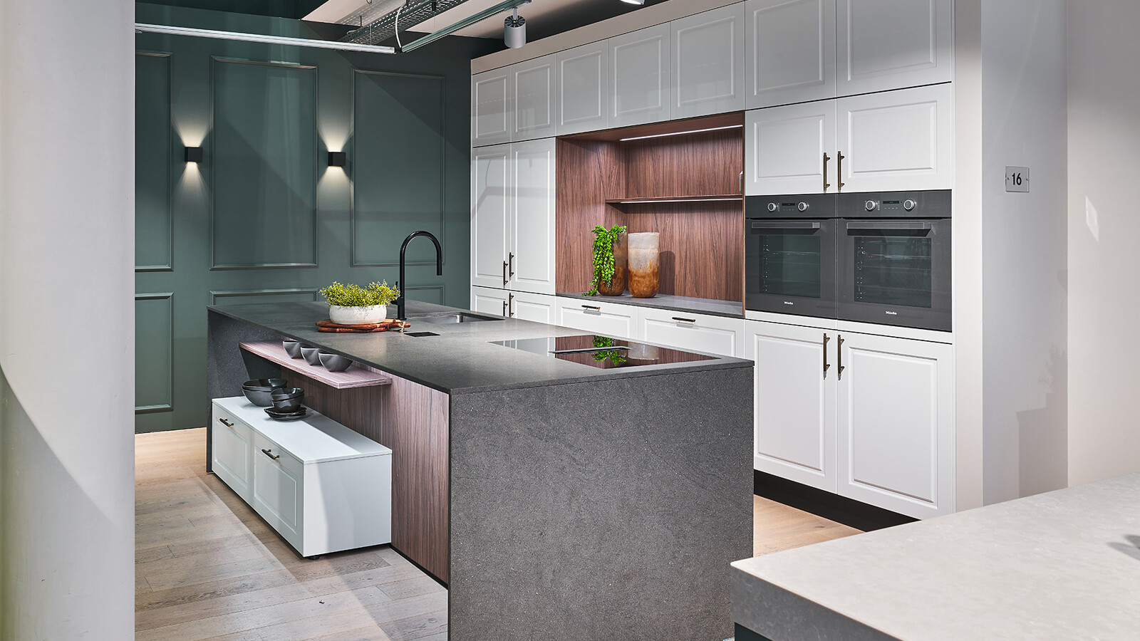 Witte Contur keuken met kookeiland en zitgelegenheid van Ekelhoff Keukens