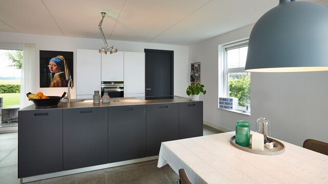 Zwart witte keuken van next125 met matglas fronten van Ekelhoff Keukens in Duitsland