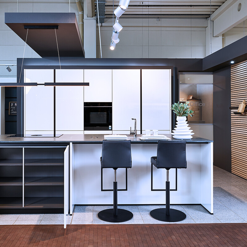 Küchenangebot-Aktionspreis – Weiße Inselküche mit Keramikarbeitsplatte von Ekelhoff Küchen