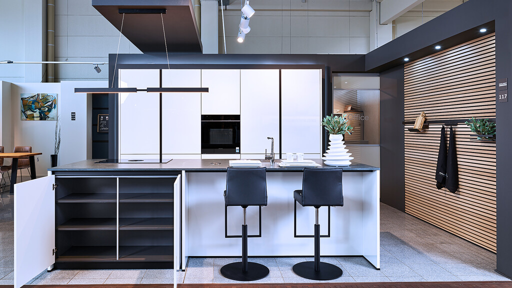 Küchenangebot-Aktionspreis – Weiße Inselküche mit Keramikarbeitsplatte von Ekelhoff Küchen