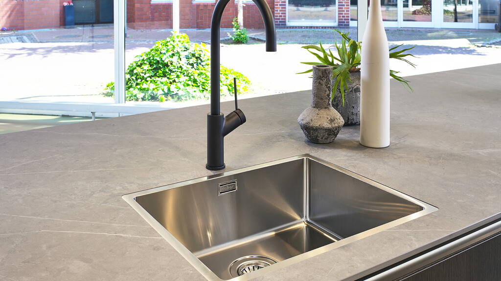 Prachtige SieMatic XLS eilandkeuken in sterlinggrijs eneiken Oolong -Nu voor een actie-prijs - bij Ekelhoff keukens in Duitsland, net over de grens via de A1