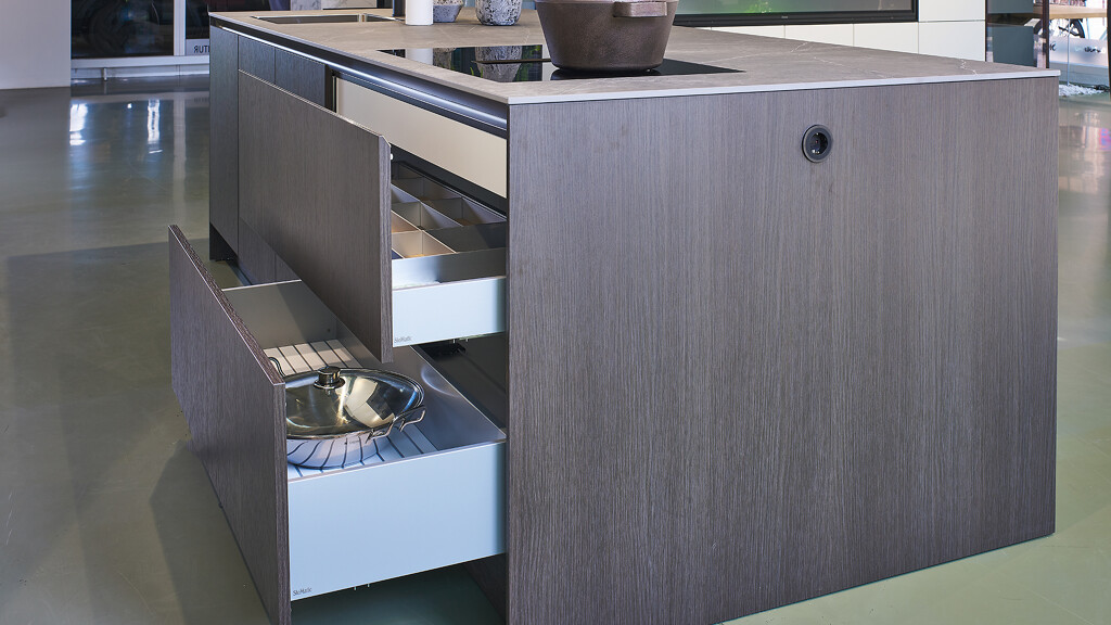 Prachtige SieMatic XLS eilandkeuken in sterlinggrijs eneiken Oolong -Nu voor een actie-prijs - bij Ekelhoff keukens in Duitsland, net over de grens via de A1