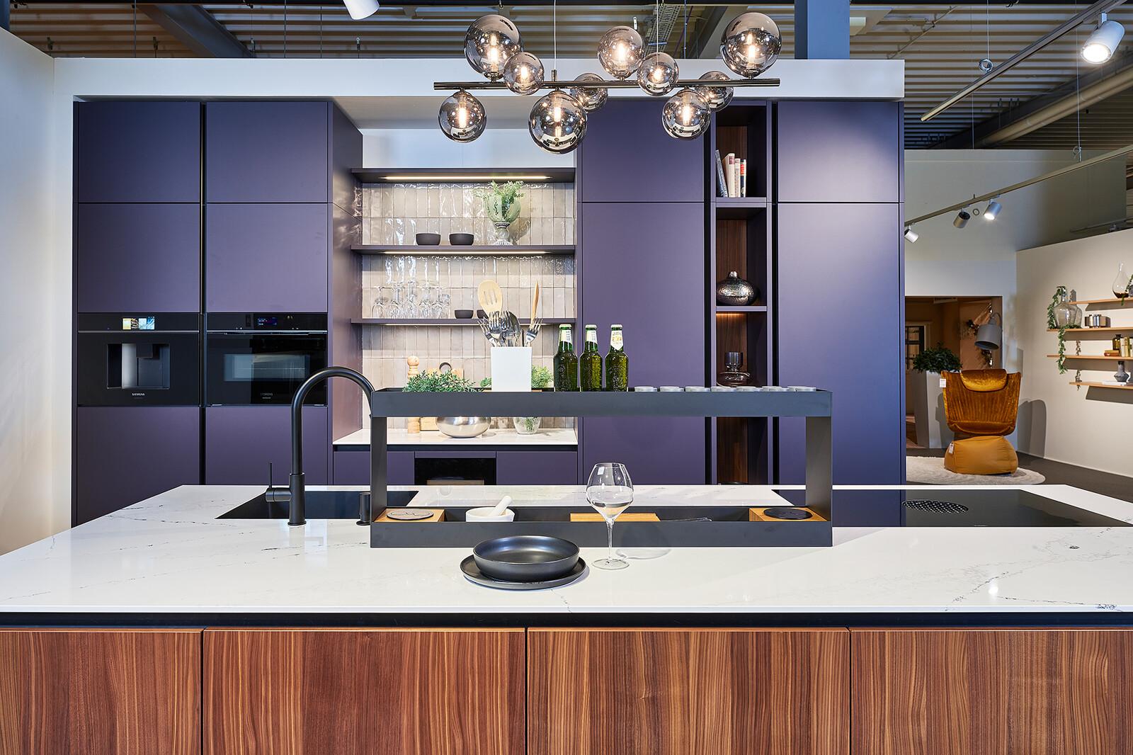 Designkeuken in Aubergine en notenhoutfineer van next125