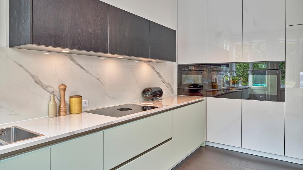 Ballerina hoekkeuken in hoogglans wit en mintgroen. Ekelhoff Kuechen, Nordhorn