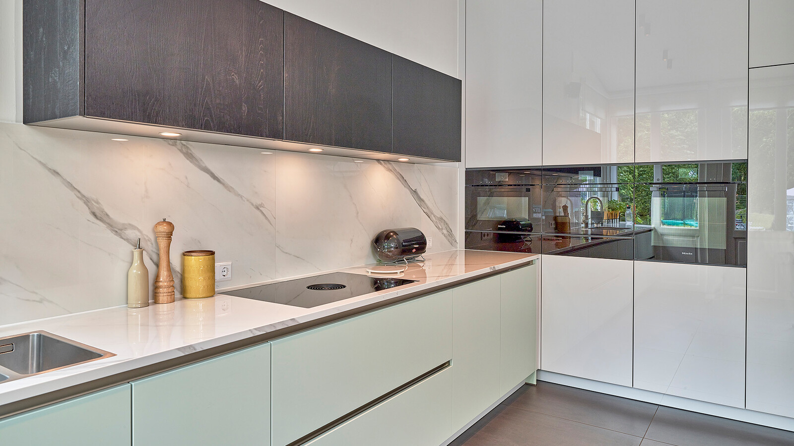 Ballerina hoekkeuken in hoogglans wit en mintgroen. Ekelhoff Kuechen, Nordhorn