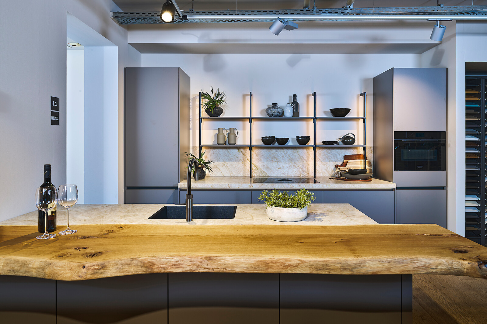 Showroomkeuken Ballerina: taupe eilandkeuken met bar en industrieel rek -  Ekelhoff