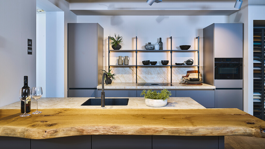 Showroomkeuken Ballerina: taupe eilandkeuken met bar en industrieel rek -  Ekelhoff