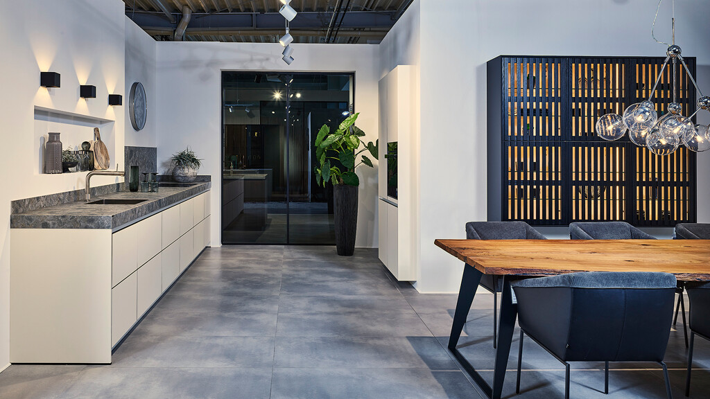 Ballerina Keuken Pur in de kleur Macaron Mat met vitrinekas Strip Elements. Te zien in Küchenland Ekelhoff, Koje 11