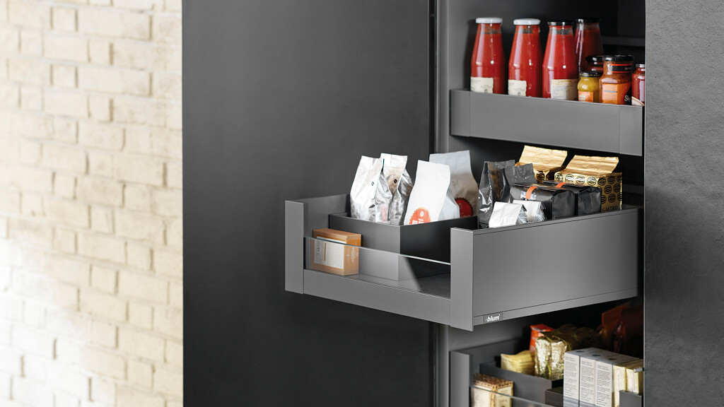 Apothekerskast van Blum met voorraden en geopende lade