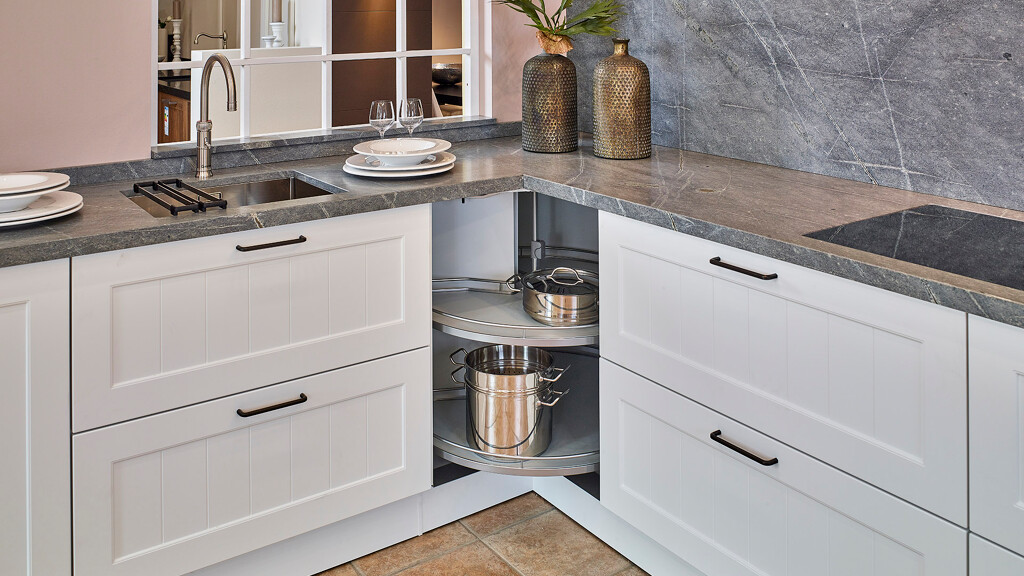 Carrousel hoekkast, een slimme oplossing met 3/4 ronde plateaus. Te zien bij Ekelhoff Keukens