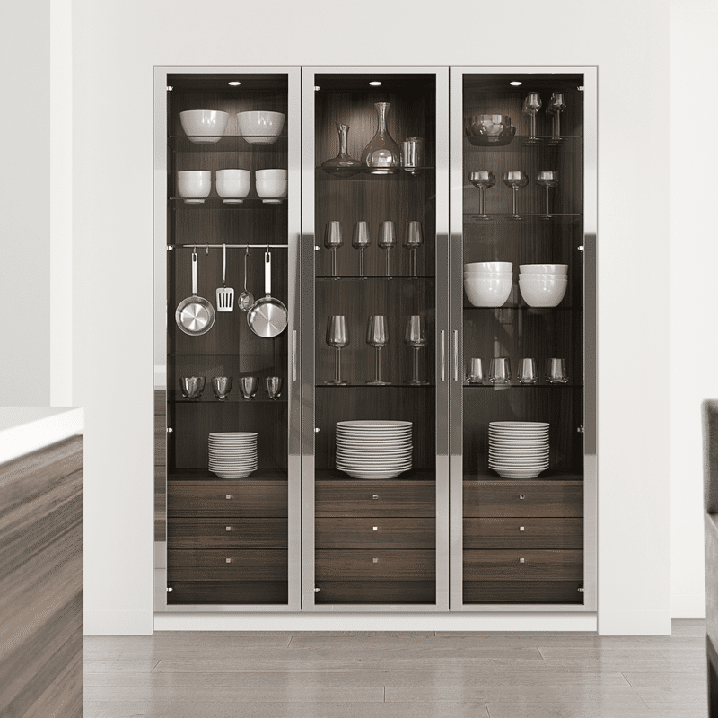 Hoge vitrinekast van SieMatic Classic. Ontdek SieMatic dealer Ekelhoff Keukens in Nordhorn. Net over de grens via de A1. 