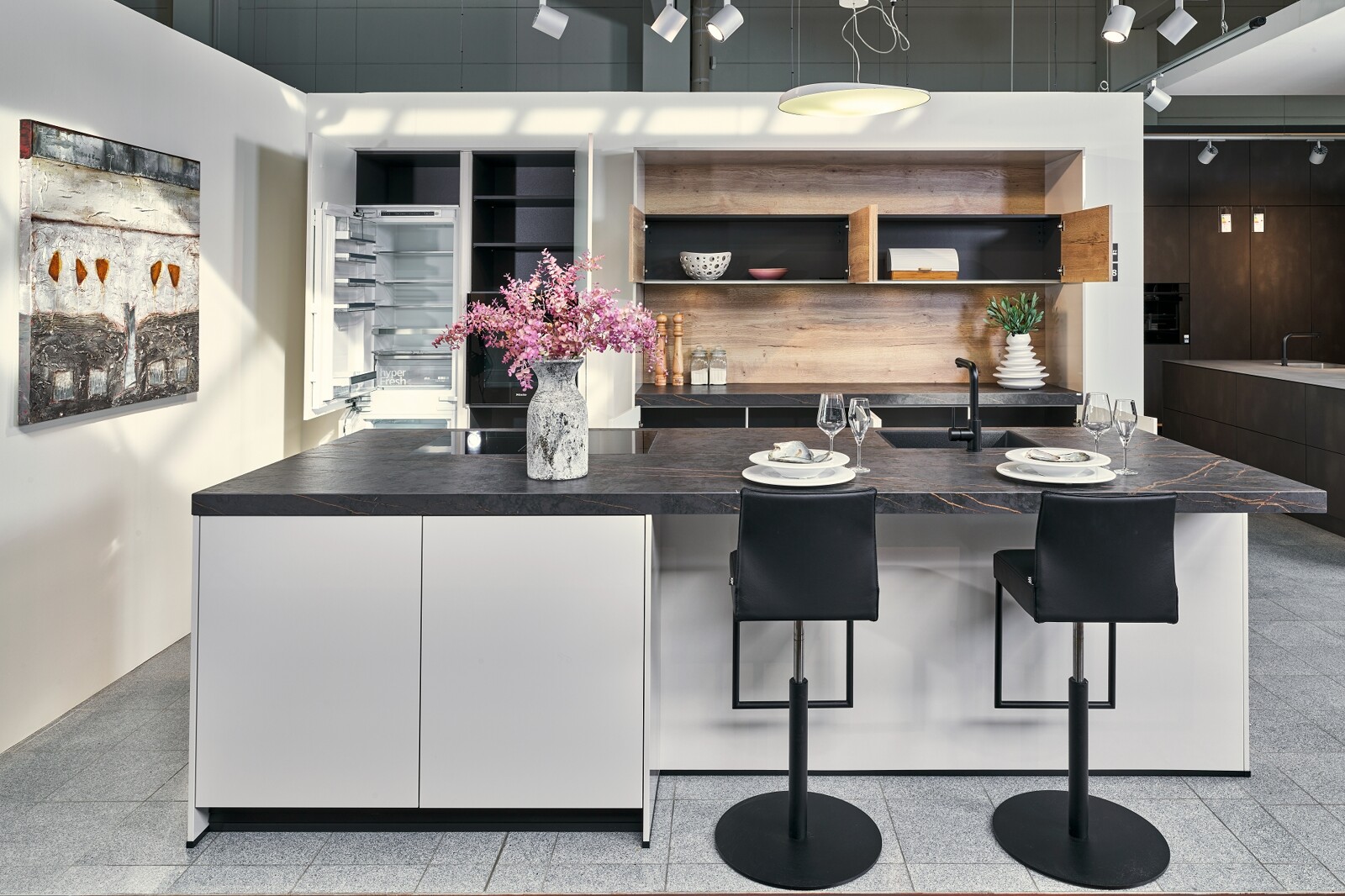 Showroomkeuken: eilandkeuken in hoogglans wit met Dekton blad Laurent